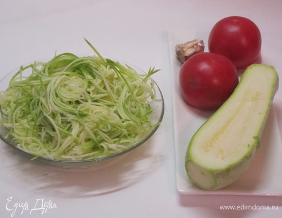 Кабачок вымыть, натереть на терке для моркови по-корейски.