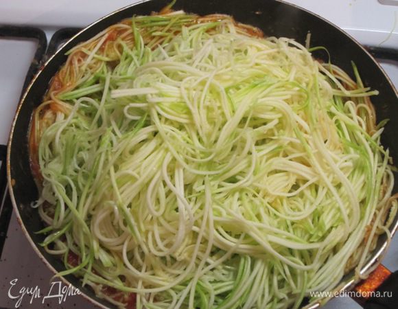 Добавить нарезанный кабачок. Обжарить, периодически встряхивая, 3-5 минут. Не мешать ложкой, вилкой, чтобы кабачок не превратился в однородную массу. Посолить, поперчить. Так как кабачок может быть водянистым, то откинуть на дуршлаг.