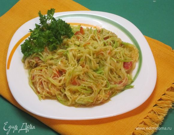 Разложить по тарелкам. Подать как овощной гарнир. Можно подать и в качестве закуски в холодном виде.