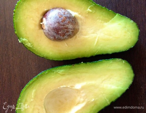 Авокадо нужно выбрать спелый с мягкой плотью. 
Разрезать плод пополам, прокрутить половинки в разные стороны, удалить косточку и кожуру.