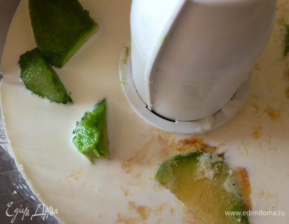 Поместить мякоть в блендер, добавить сливки (конечно, чем жирнее, тем мороженое мягче и вкуснее), сахар, соль, сок 1 лайма (можно заменить на 1/2 лимона) и ром (я добавила бальзам, а можно не добавлять алкоголь вовсе).
