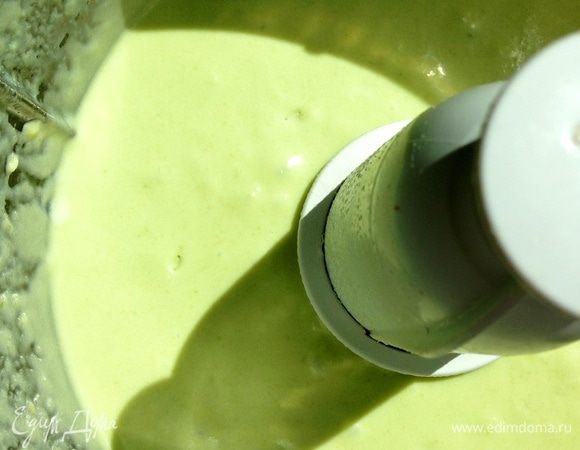 Тщательно взбивать в блендере в течение нескольких минут до полной однородности.