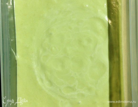 Счастливым обладателям мороженицы перелить массу в нее и следовать инструкции по применению.
Остальным перелить в контейнер и поставить в морозилку. 