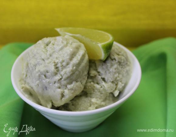 И еще совет. Если вы делали мороженое впрок или оно стояло у вас в морозилке продолжительное время без перемешивания, перед накладыванием дайте мороженому постоять при комнатной температуре без крышки минимум минут 10.