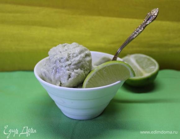 Это мороженое безумно вкусно сочетать с карамельным или шоколадным соусом!!
Угощайтесь и приятной прохлады вам в знойные летние дни!!!