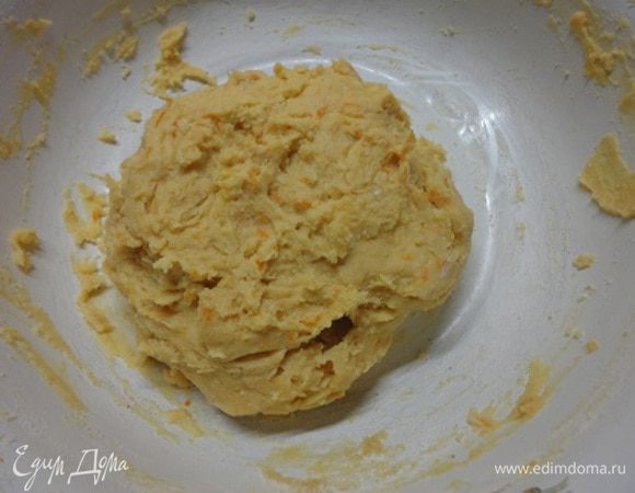 Приготовить апельсиновое тесто: 
- растереть мягкое масло с сахарной пудрой, добавить желток, цедру и ликер,
- соединить сухие ингредиенты,
-замесить тесто, соединив сухие и масляные части (тесто получается довольно мягким) и оставить в холодильнике на 30 минут.