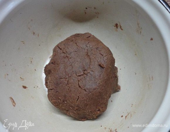 Приготовить темное тесто:
- соединить муку с разрыхлителем и какао,
- мягкое масло растереть с сахарной пудрой, добавить желток и кофейный ликер( его можно заменить 1 ст. ложкой крепкого сваренного кофе),
- замесить тесто , соединив сухие и масляные части. Это тесто получается погуще. Его также поместить в холодильник на 30 минут.