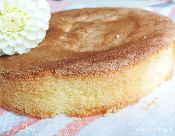 Для начала испечем нежнейший бисквит http://www.edimdoma.ru/retsepty/67802-pochti-idealnyy-belyy-biskvit-teplovoy-sposob-prigotovleniya. Используем форму 22 см.
