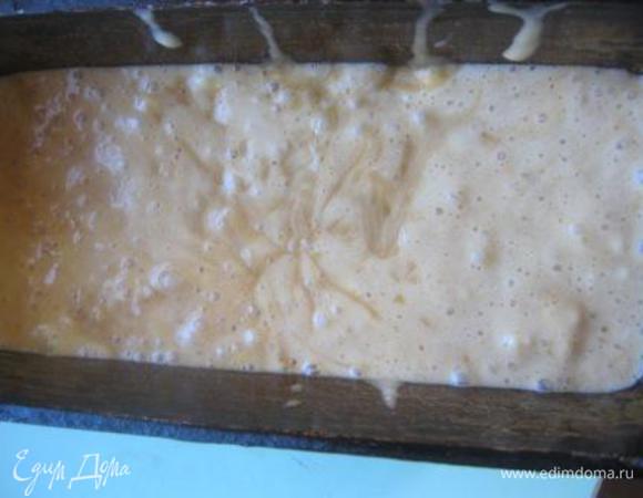 Разогреть духовку до 180 С.
Форму смазать маслом, вылить в нее тесто и выпекать 45-50 минут.
( До сухой лучины ).
10 минут дать остыть в форме. 
Извлечь из формы.
