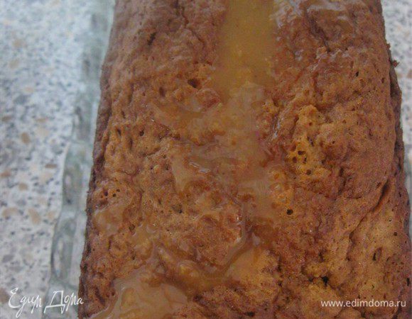 В миске прогреть 100 гр сгущенки и молока.
Полить соусом теплый кекс. Дать остыть.
