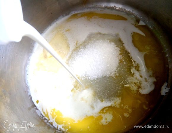 Добавим немного сливок. У меня всегда дома сливки для кофе (10%),поэтому добавила их!