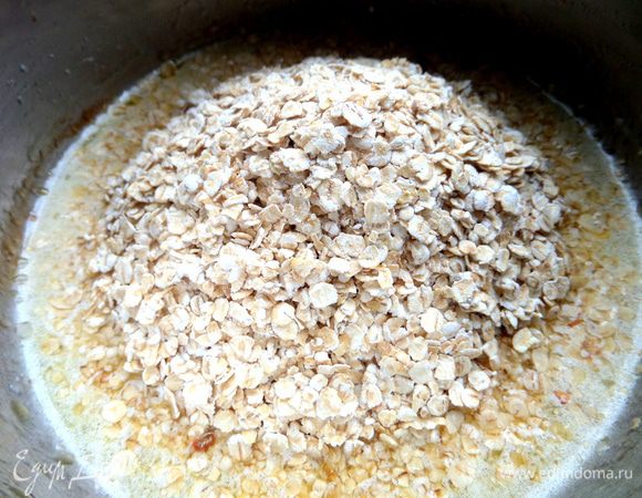 Высыпаем хлопья "минутка". Перемешиваем,снимаем с огня.