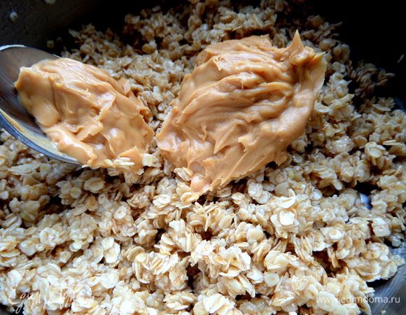 Вот теперь добавим арахисовую пасту. У меня готовая.