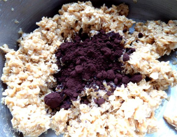 Далее добавим какао...Количество-дело вкуса,у меня какао насыщенное куплено,с горчинкой,хватило ложки!