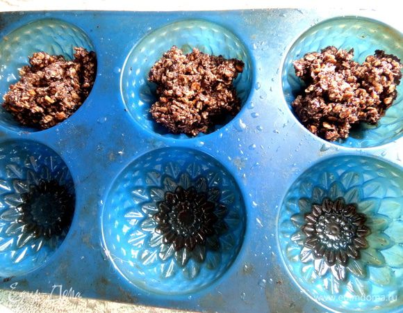 Вот тут пригодились снова мои любимые формочки для кексов. Начинаем раскладывать равномерно по ячейкам овсяную массу...