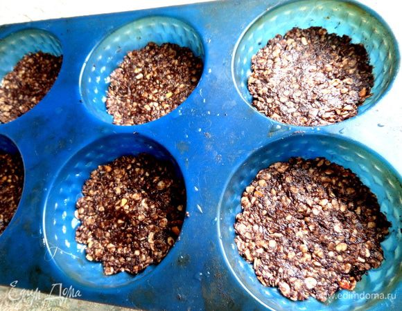 Затем утрамбуем плотно ложкой. Убираем в холодильник на пару часов или на ночь.