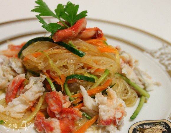 Выложить на тарелку и украсить мясом краба. Приятного аппетита!