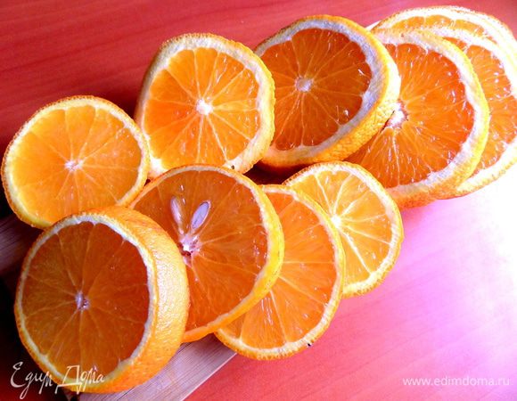 Для красивой подачи нарежем кольцами апельсин. У меня их два и я выбрала самые большие колечки.