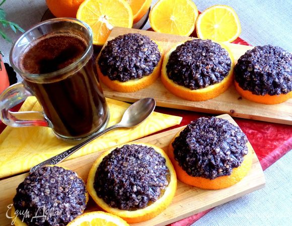 Выкладываем печенье на кружки апельсина и подаём к кофе)))