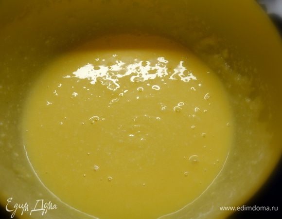 Яйца и ванильный сахар добавляем и взбиваем миксером.