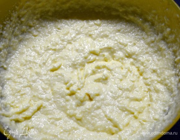 Размягченное сливочное масло постепенно вводим в массу и продолжаем взбивать.