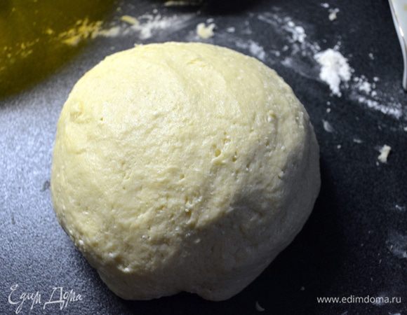 Муку, разрыхлитель и соль просеиваем.
Порционно вводим и замешиваем тесто.
Тесто должно получится приятным и мягким.
Готовое тесто заворачиваем в пищевую пленку и отправляем в морозильную камеру на 15 мин.