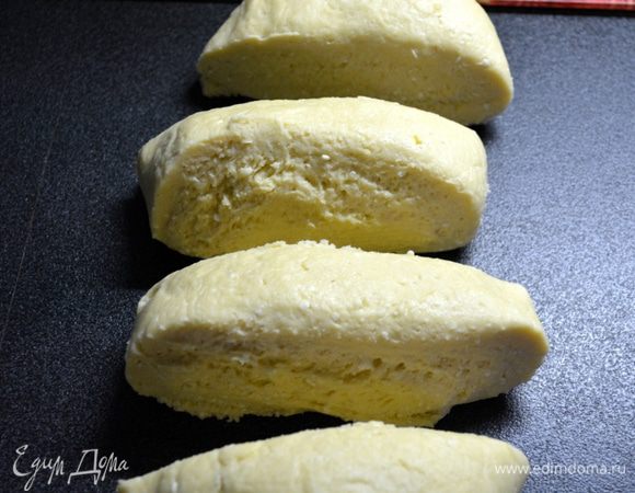 Охлажденное тесто делим на 4 части.
