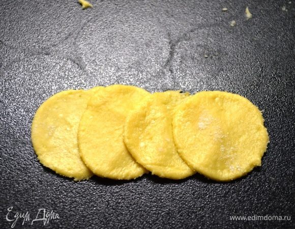 Выложить 4 кружочка (как на фото).