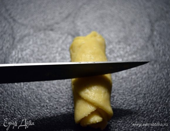 Разрезать посерединке.

Место среза защипнуть и сформировать розочку.