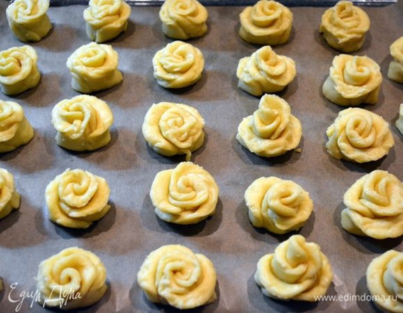 Готовые розочки выложить на противень застеленный пергаментом и отправить в разогретую до 180 С духовку на 20 мин (до красивого золотистого цвета).