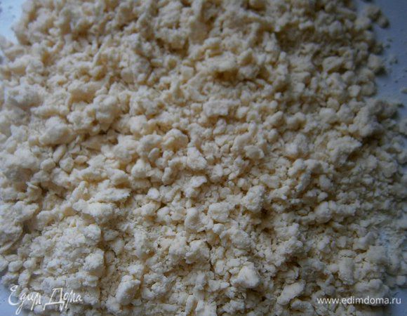 Холодное масло (я использовала солёное масло) порубить ножом с просеянной пшеничной мукой в крошку.