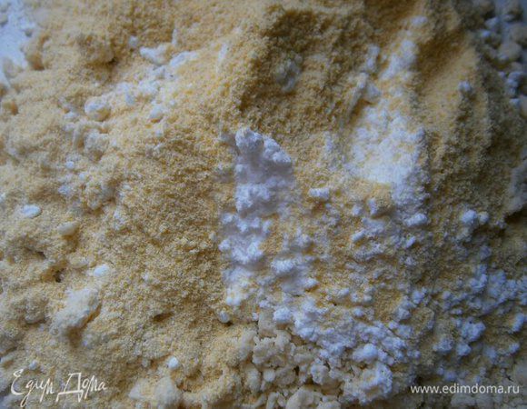 Затем добавить сахарную пудру и кукурузную муку. 