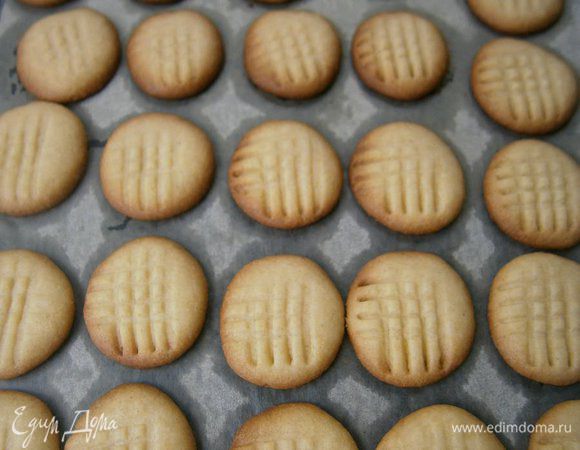 Выпекать 15 минут. Оно сначала будет немного мягким после выпечки, но после того, как остынет, оно придёт в нужную форму.
Из данного количества теста у меня получилось 53 печенья ( выпекала на двух противнях), 3 печеньки были сразу съедены, так сказать для ровного счета)))  а из остальных получилось 25 половинок с кремом.
