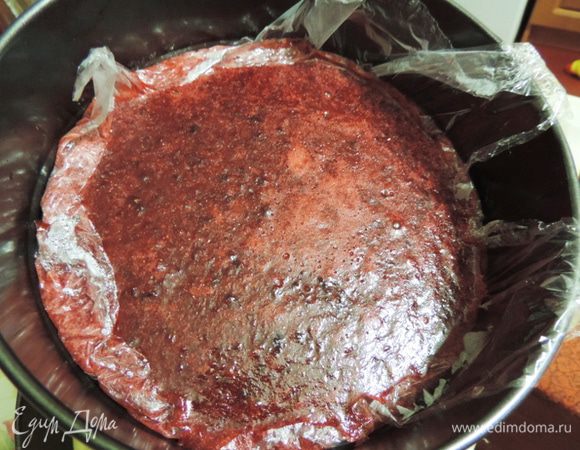 Затем добавляем сахар, ставим кастрюльку с пюре на огонь и помешивая, доводим до кипения. В кипящее пюре добавляем агар-агар и кипятим еще три минуты. Затем немного охлаждаем смесь и выливаем в форму диаметром 20см, выстеленную пищевой пленкой. Даем желе полностью застыть.