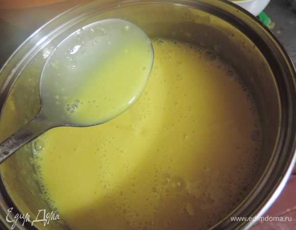 Займемся баварским кремом.  В небольшой кастрюльке или сотейнике немного взбиваем венчиком желтки (примерно 5 крупных шт.) с сахаром и ванилином. Не старайтесь сильно взбить, нам главное получить однородную массу. Затем добавляем к ней молоко, можно холодное. И отправляем на медленный огонь. Содержимое кастрюльки постоянно помешиваем. Если у вас есть термометр, доводим массу до 82-83 градусов. Если нет - как только желтки начнут немного густеть (вы это почувствуете при перемешивании) - сразу снимайте кастрюльку с огня. Масса получиться густоты очень жидкой манной каши.