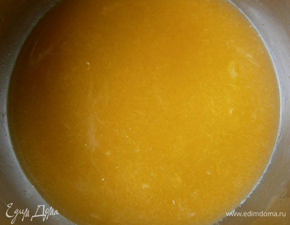 Тем временем приготовим апельсиновую карамель - из апельсина выжать сок, перелить в сотейник..