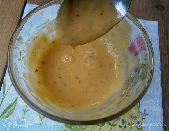 Крем: соединить сгущенное молоко, апельсиновую карамель и молотые семена аниса. Перемешать.