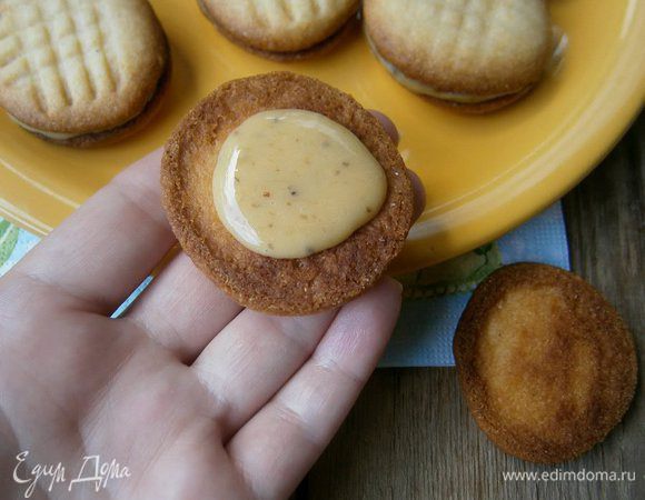 На одно печенье нанести крем и накрыть вторым печеньем. Вот и сладкий сэндвич получился!