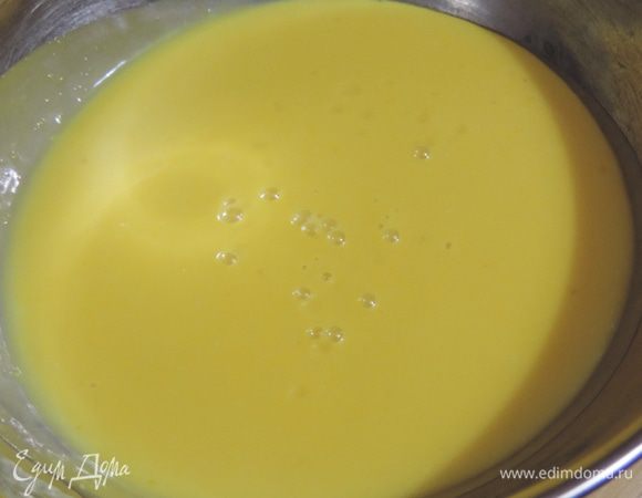 Сразу же добавляем белый шоколад, он снизит температуру и не даст желткам свернуться. Перемешиваем, пока он полностью не растает. Теперь добавляем заранее замоченный желатин и вновь перемешиваем до однородности. 
Полученную шоколадную массу надо остудить до комнатной температуры.