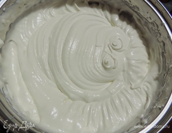 Хорошо охлажденные сливки взбиваем до тех пор, пока на поверхности не начнет оставаться рельефный след от миксера. Но сливки еще должны оставаться нежными, а не плотными. 