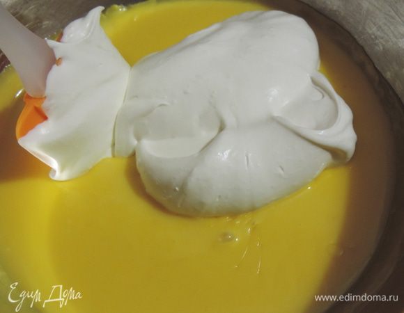 Смешиваем сливки (в три приема) с остывшим до комнатной температуры кремом и каждый раз аккуратно перемешиваем.