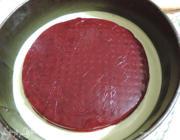 Теперь кладем сверху застывшее желе и снова треть крема. Разравниваем.