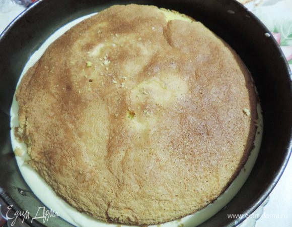 Сверху кладем второй бисквитный пласт.