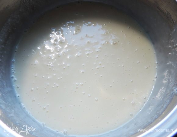 Добавляем набухший желатин и взбиваем блендером до однородности. Оставляем глазурь остыть до комнатной температуры.