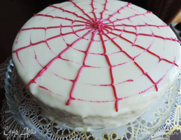 Вынимаем торт из формы, проводя ножом вдоль краев формы. Выливаем остывшую глазурь в центр торта, даем ей свободно стечь по бокам. Излишки потом уберете. Вообще, советовалось торт поставить на решетку, и именно на решетке проводить эту манипуляцию. Так можно было бы сделать, если бы крем не выступал за сам торт по бокам. Лично я не рискнула переносить такой нежный торт на решетку и обратно.
Украшаем в оригинале свежим красным фруктовым пюре и свежими ягодами. Причем на холодном торте глазурь быстро застывает и делать это надо очень быстро.
Я украсила растопленной и подкрашенной белой кондитерской глазурью.