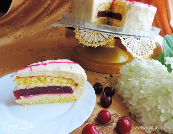 Даем глазури застыть и можно подавать торт к столу. Вот вам аппетитный кусочек!