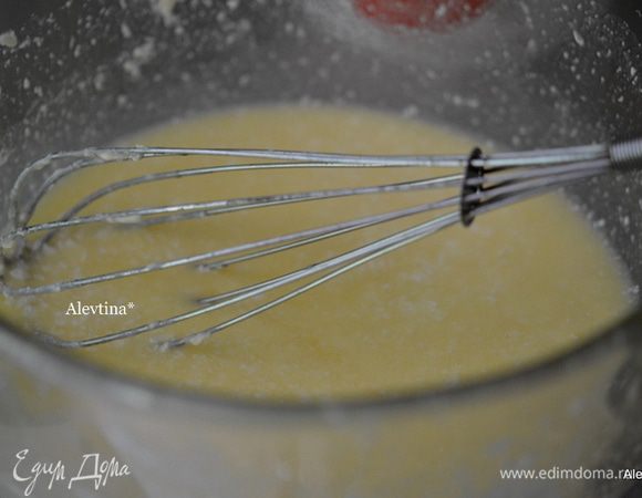 Разогреть духовку до 190 гр. выложить на противни бумагу для выпечки. Взбить сливочное масло комнатной температуры со сливочным сыром, добавить соль, разрыхлитель, ванильную эссенцию.