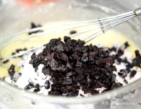 Затем муку и сушеные, порезаные сливы, перемешаем.