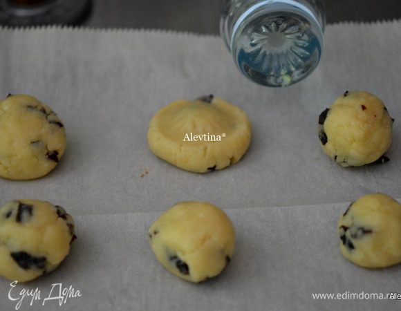 Ставим в разогретую духовку на 12-14 мин. Дать остыть 5 мин. и переложить на решетку до полного остывания. 