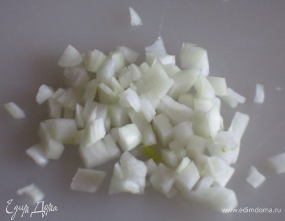 Лук мелко порубить.